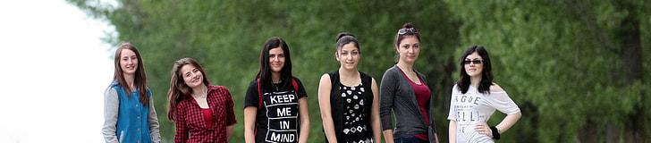 Narrow smart-cropped group photo output